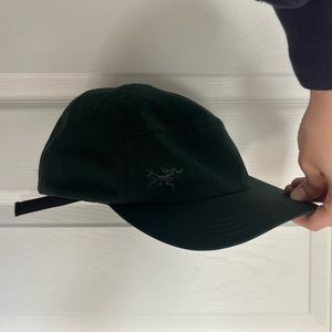 Arc'teryx elaho black five panel strap back hat